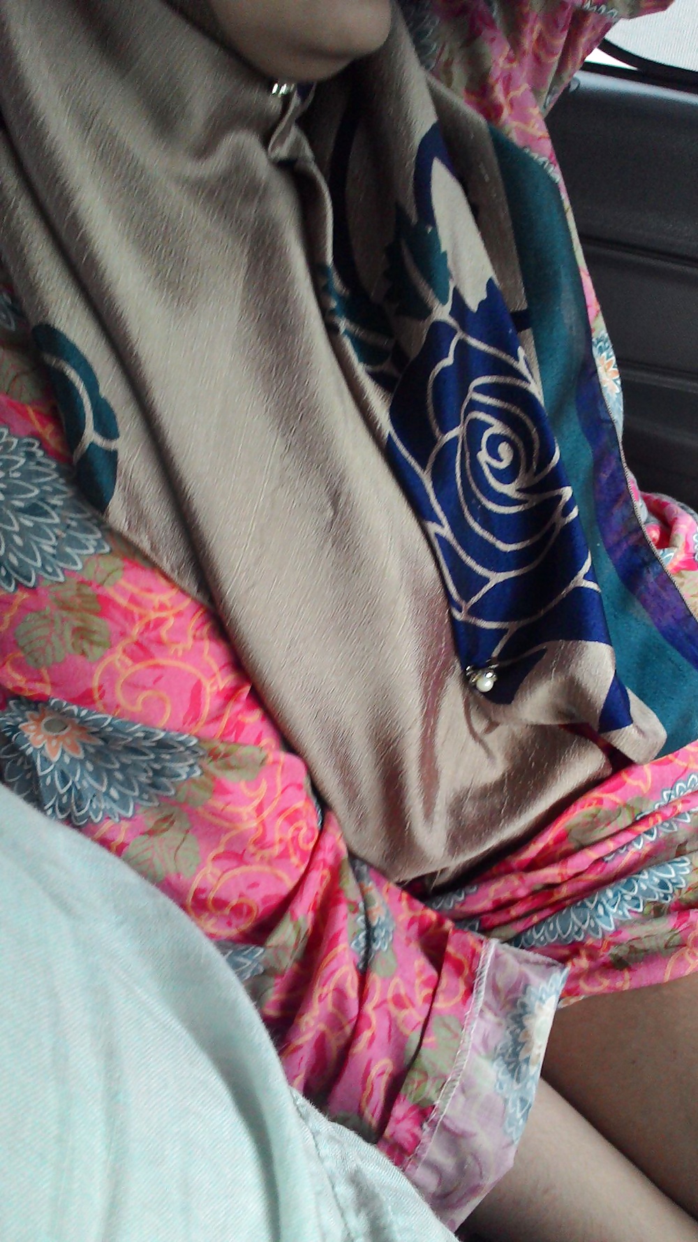 Malay- baju kurung dalam kereta #31788469