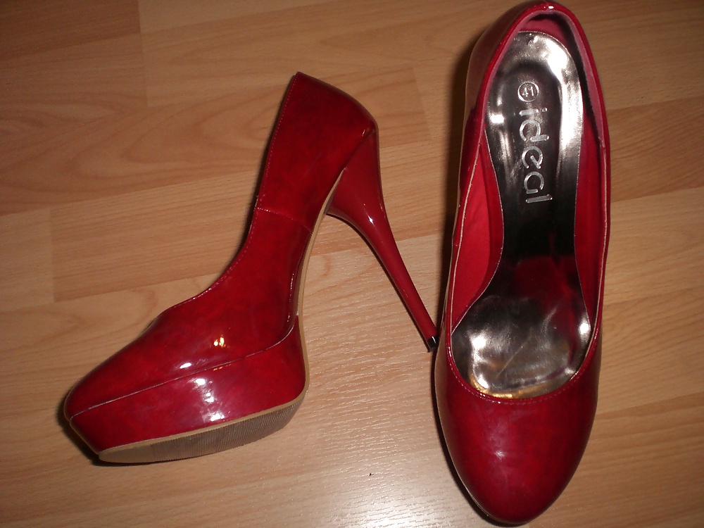 Eine Andere Abspritzen In Ihre Roten High Heels #32616388