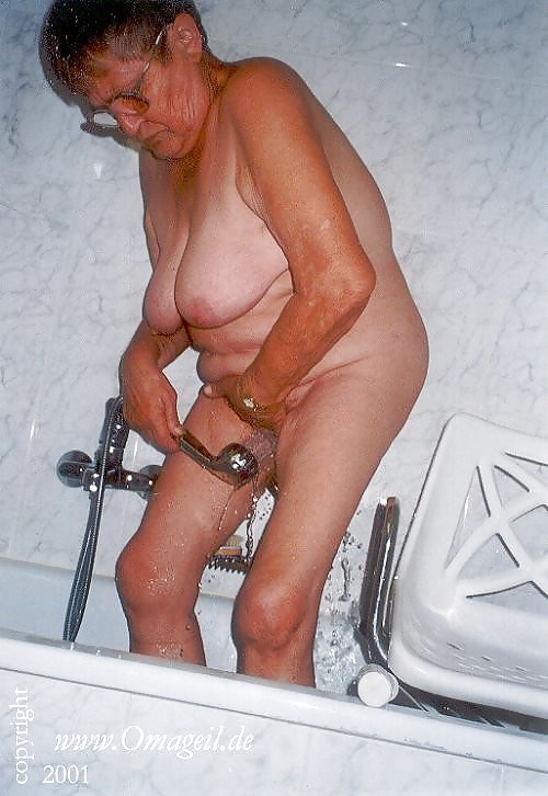 裸のおばあさんのシャワー 1.
 #23651810