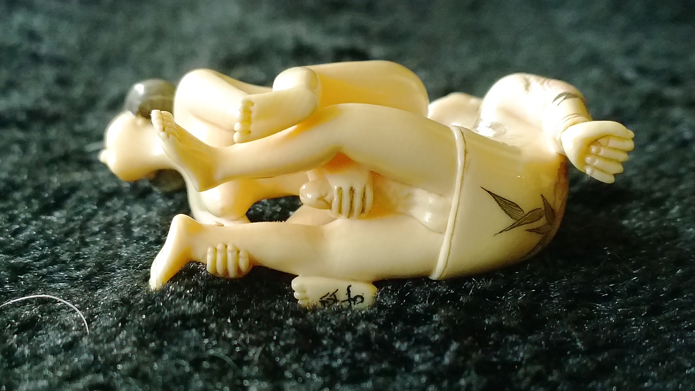 Tim 224 shunga netsuke
 #29033645
