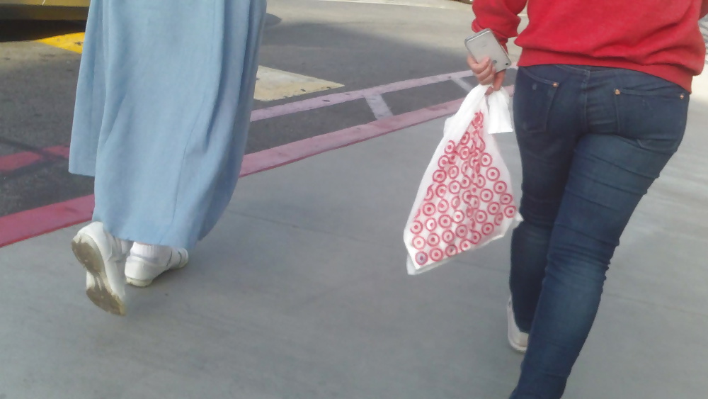 Comprando culos jóvenes tetas y culo en el mercado
 #37428938