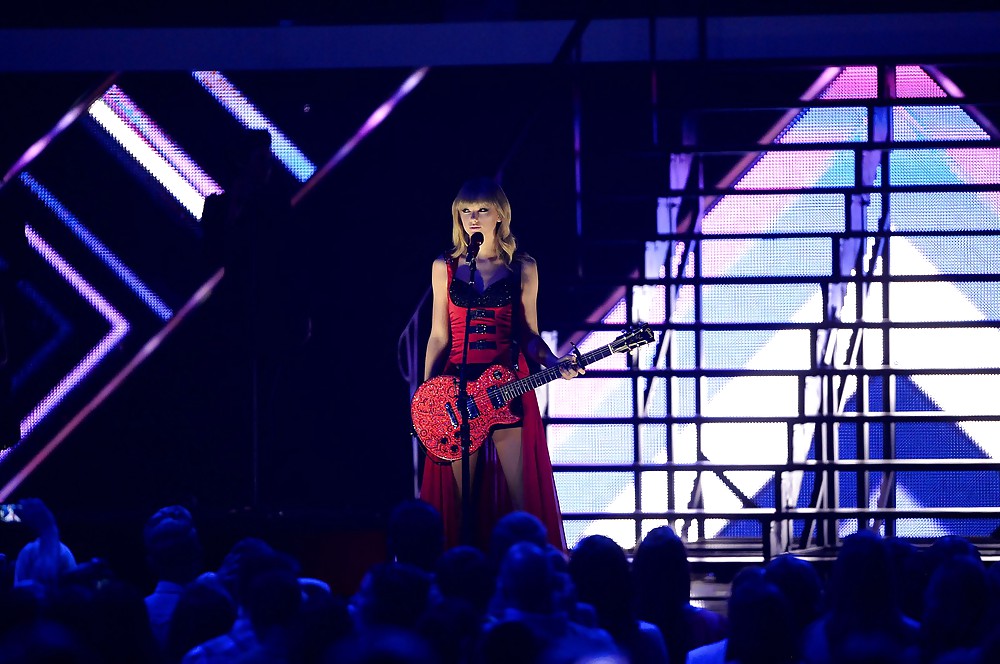 Taylor Swift Hot #37319530