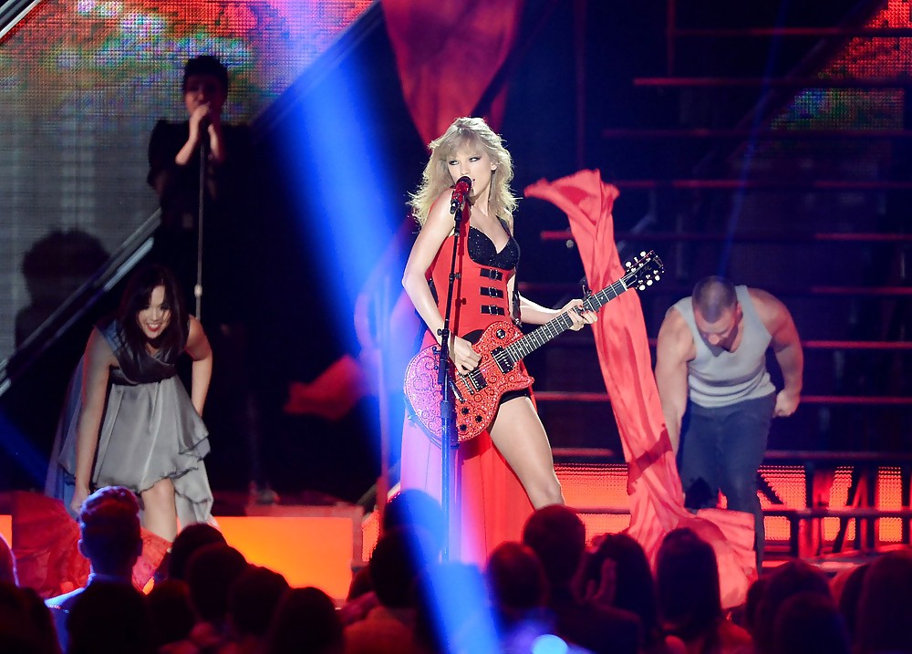 Taylor Swift Hot #37319565