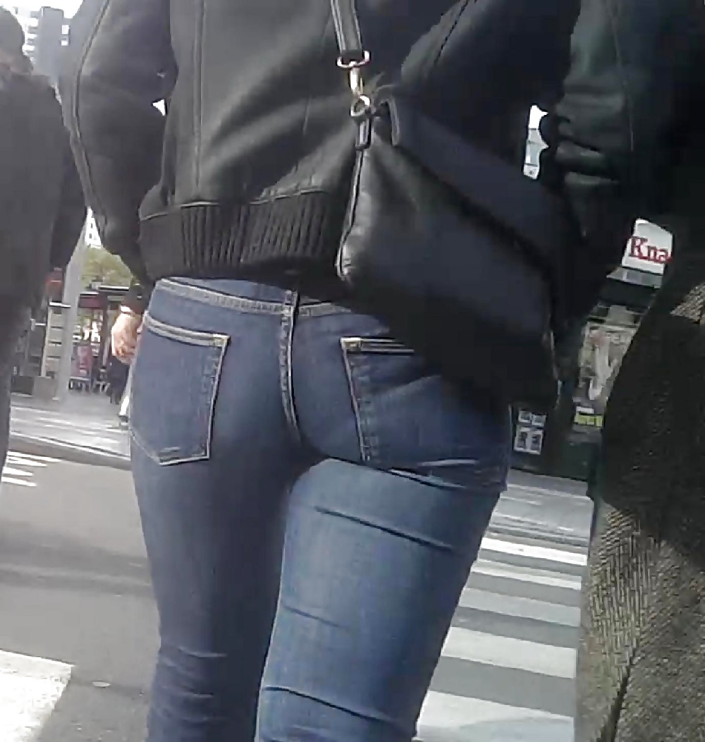 Sexy Japanese Booty in Tight Jeans !! #32178269