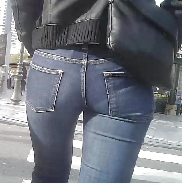 タイトなジーンズを履いたセクシーな日本人のブーツ！？
 #32178271