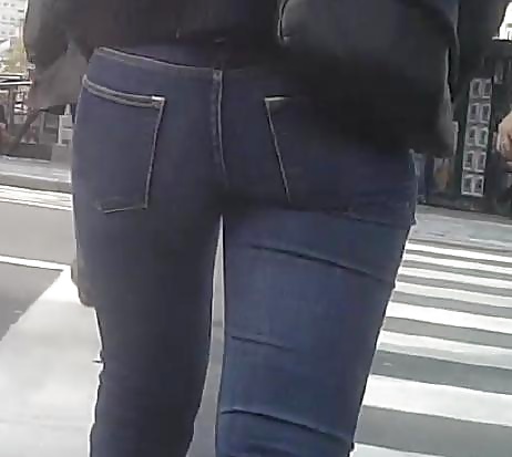 タイトなジーンズを履いたセクシーな日本人のブーツ！？
 #32178278