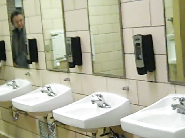 Zwei Männer Sehen Mich In Truck Toilette #37409303