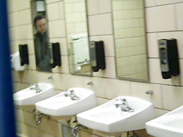 Zwei Männer Sehen Mich In Truck Toilette #37409305