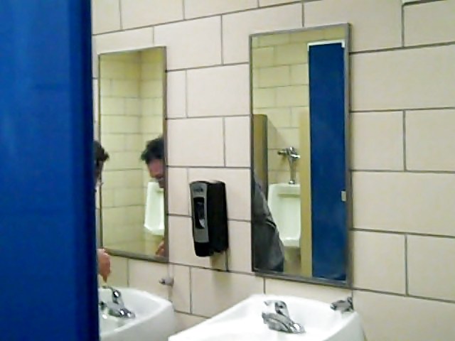 Zwei Männer Sehen Mich In Truck Toilette #37409308
