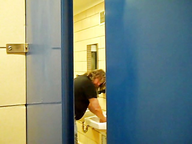 Zwei Männer Sehen Mich In Truck Toilette #37409311