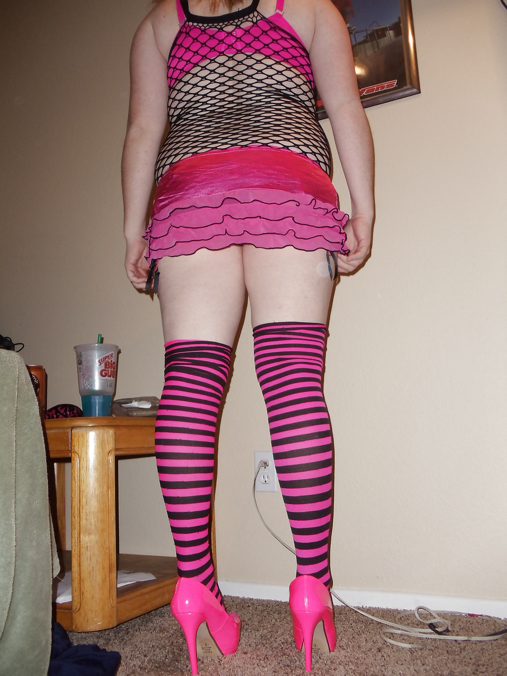 Het spreiden van mijn natte  Kutje in mijn Roze Geile Outfit #26080869