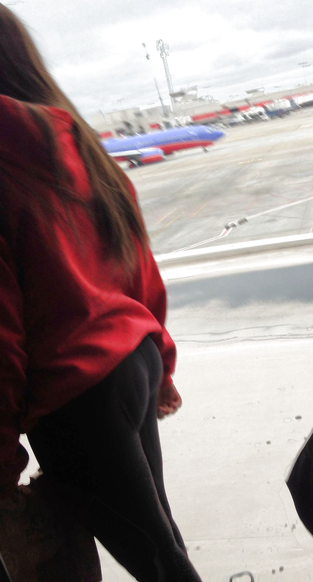 Chica en el aeropuerto 
 #23951044