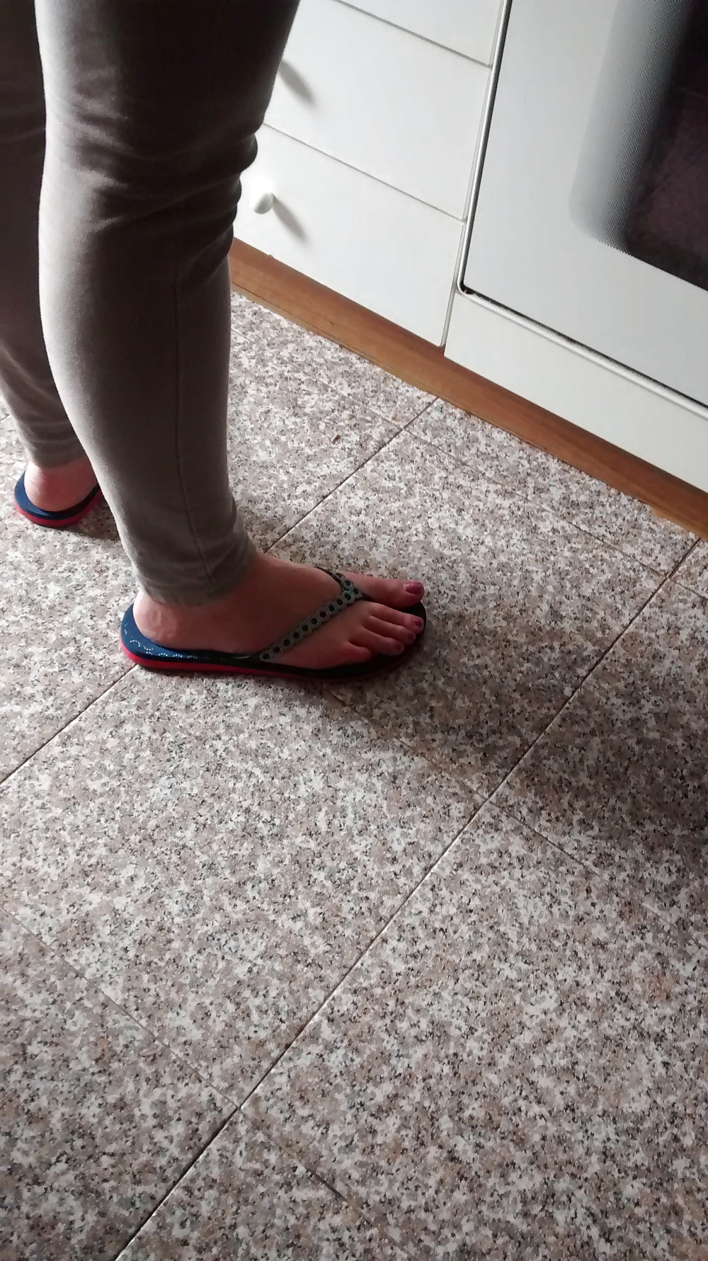 Piedi della Mia ragazza con infradito
 #29430524