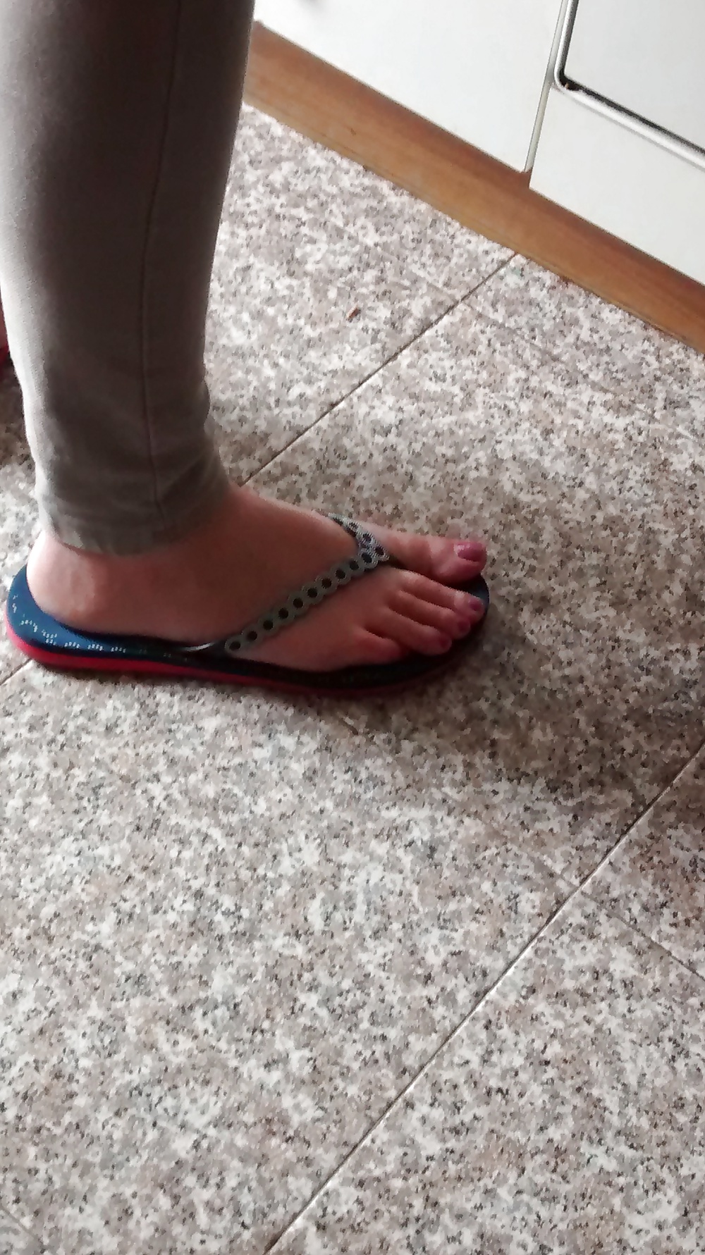 Pieds De Ma Petite Amie Avec Des Tongs #29430532