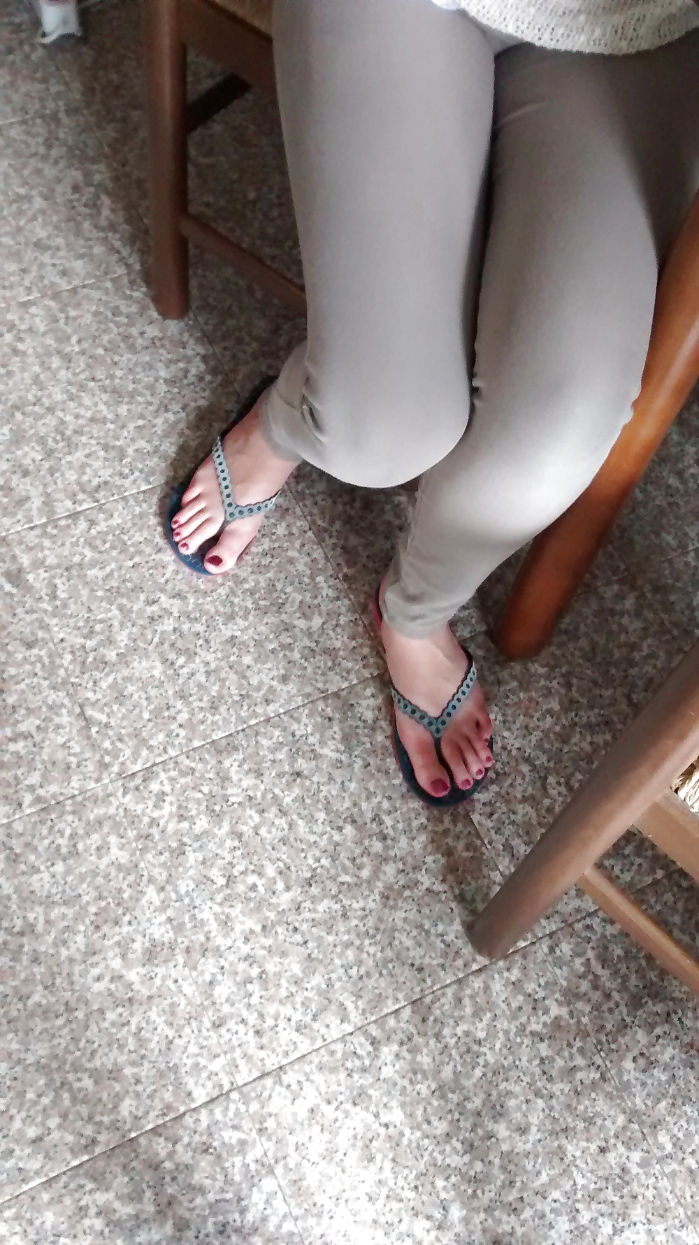 Pieds De Ma Petite Amie Avec Des Tongs #29430537