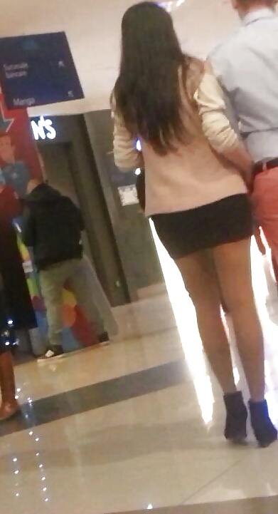 Spy mini falda sexy jóvenes en el centro comercial rumano
 #39540127