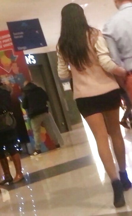 Spy mini falda sexy jóvenes en el centro comercial rumano
 #39540133