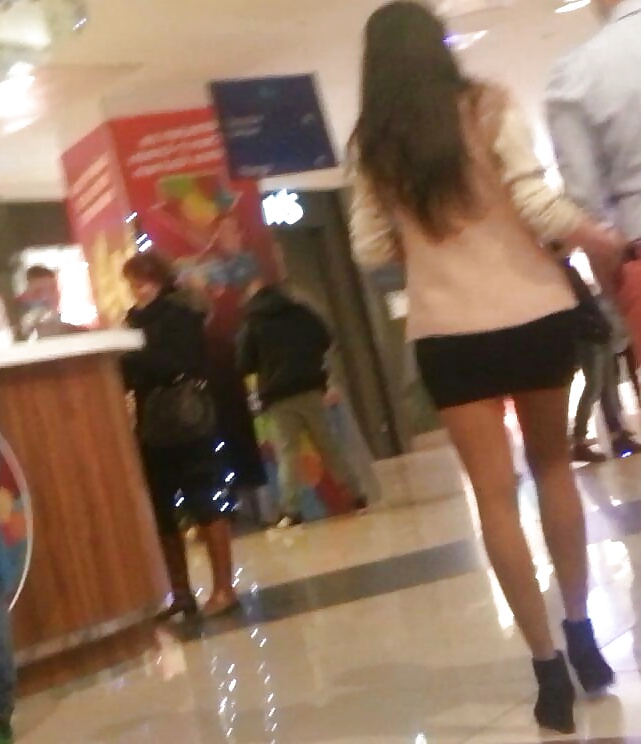 Spy mini falda sexy jóvenes en el centro comercial rumano
 #39540142