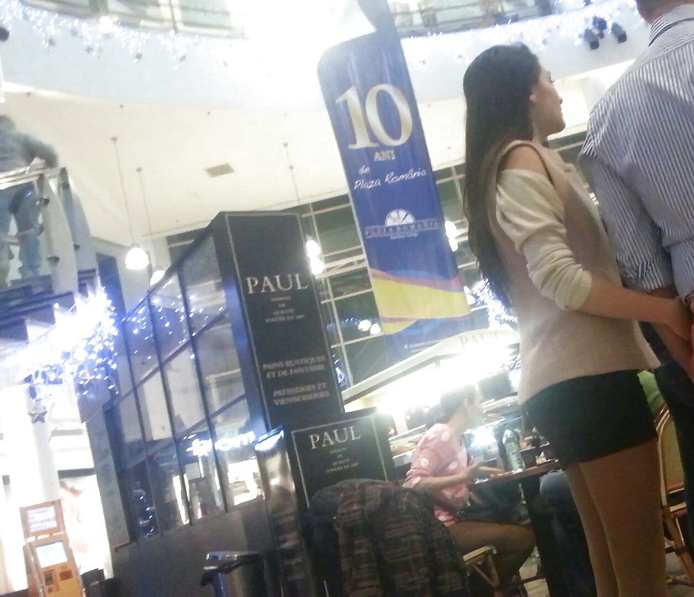 Spy mini falda sexy jóvenes en el centro comercial rumano
 #39540154