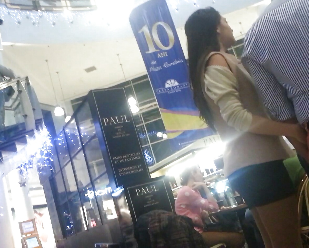 Spy mini falda sexy jóvenes en el centro comercial rumano
 #39540172
