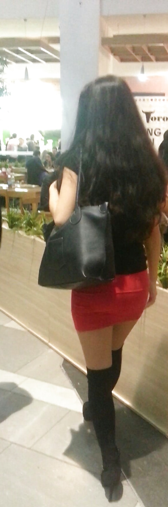 Spy mini falda sexy jóvenes en el centro comercial rumano
 #39540202