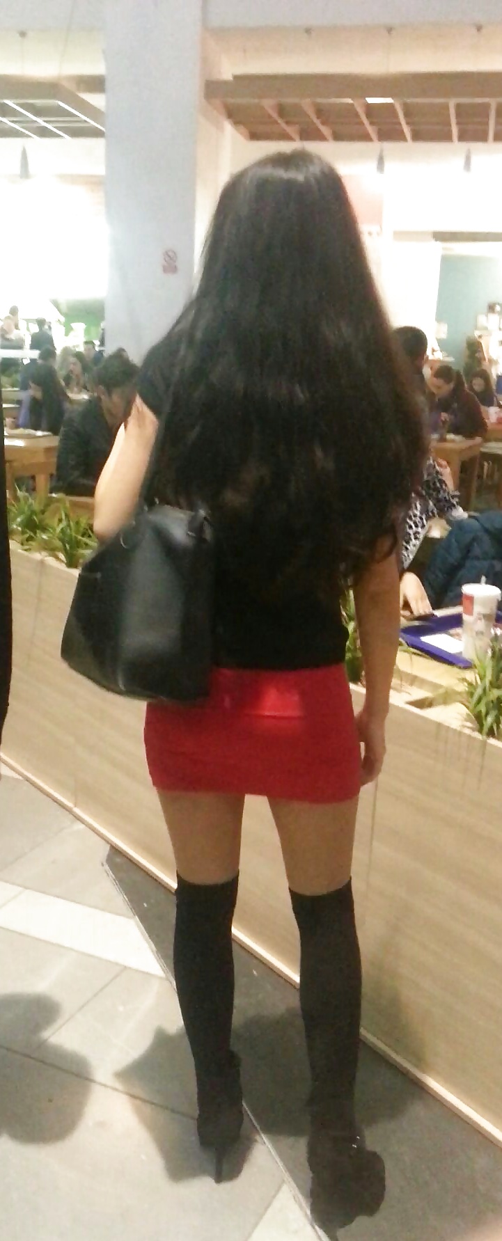 Spy mini falda sexy jóvenes en el centro comercial rumano
 #39540217