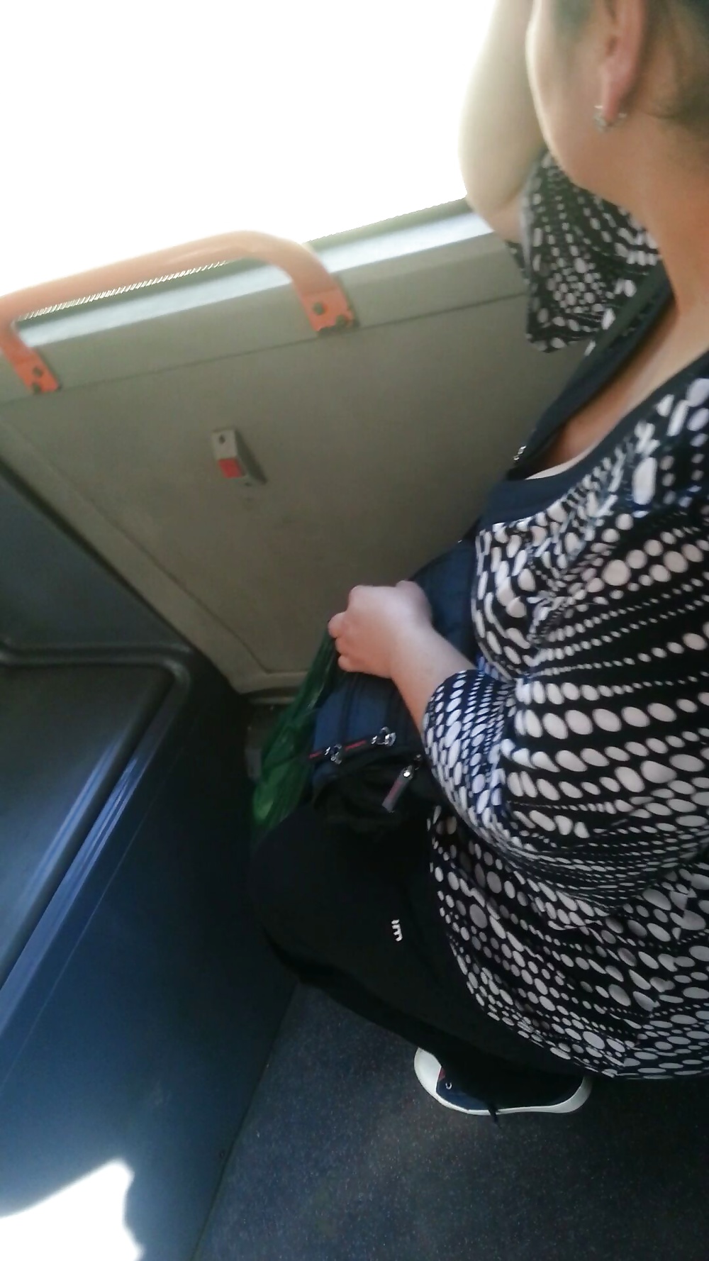 ローマのバスの中のスパイの古い+若いセクシーなバスト
 #30388109