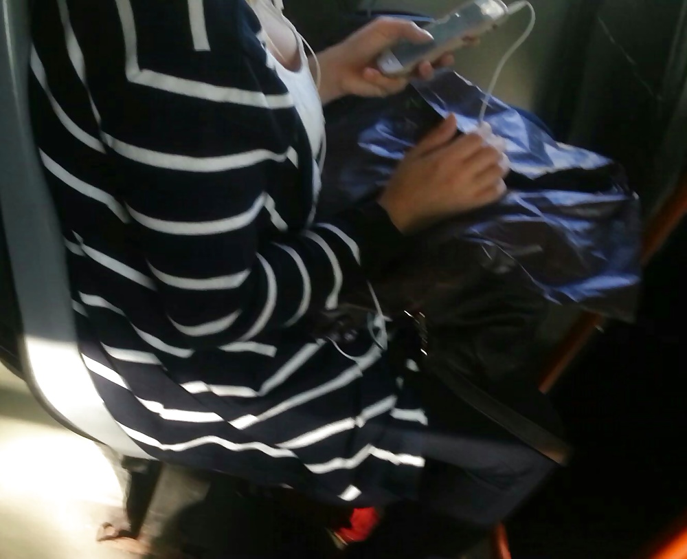 ローマのバスの中のスパイの古い+若いセクシーなバスト
 #30388151