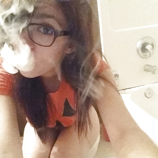 Nerd fumando en el baño
 #40687538