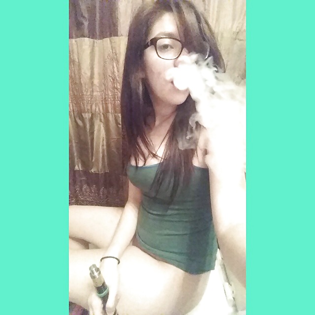 Nerd fumando en el baño
 #40687547