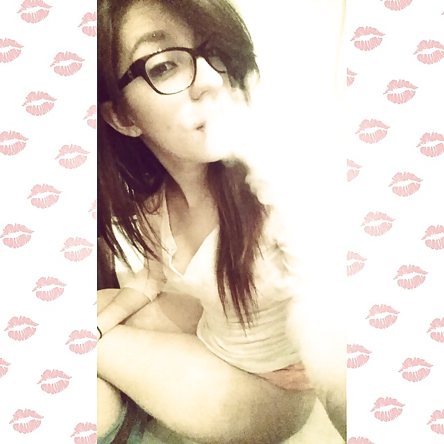 Nerd fumando en el baño
 #40687564