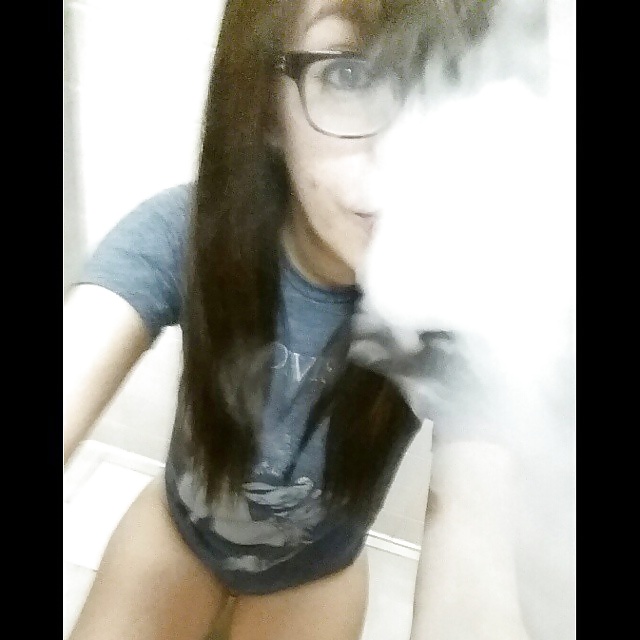 Nerd fumando en el baño
 #40687570