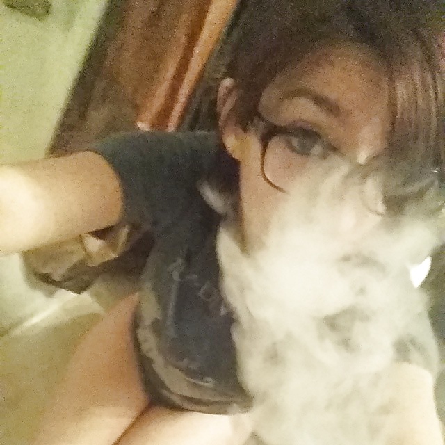 Nerd fumando en el baño
 #40687619