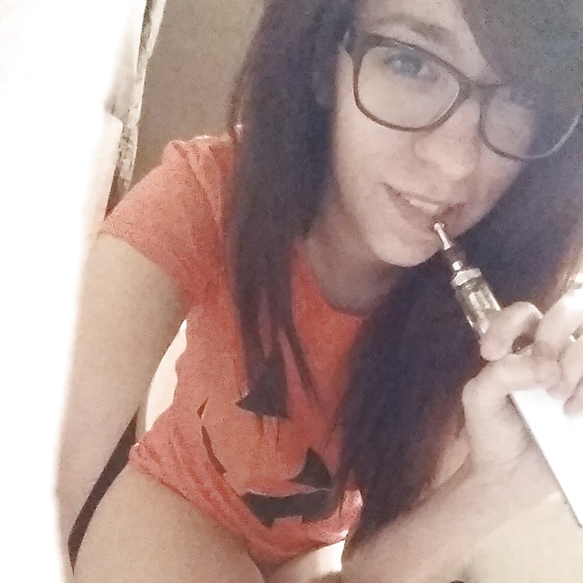 Nerd fumando en el baño
 #40687660