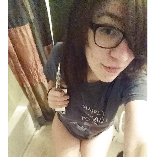 Nerd fumando en el baño
 #40687672
