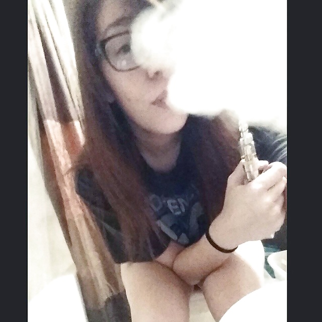 Nerd fumando en el baño
 #40687680
