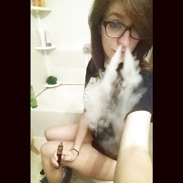 Nerd fumando en el baño
 #40687687