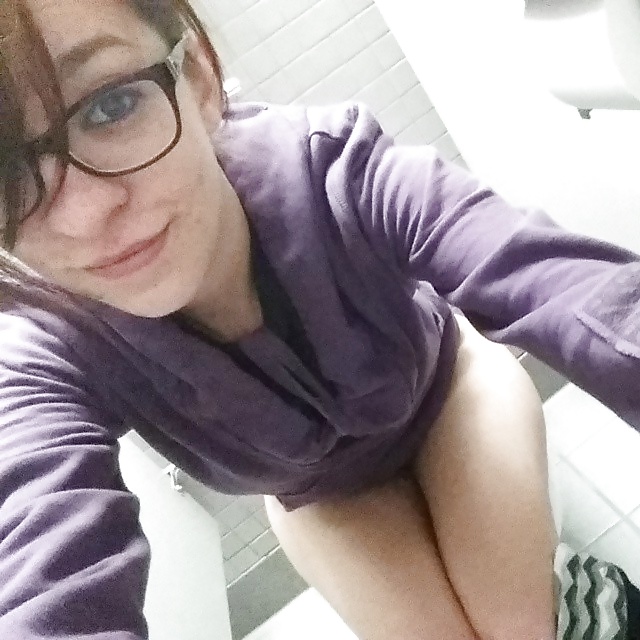 Nerdy Rauchen Auf Der Toilette #40687719