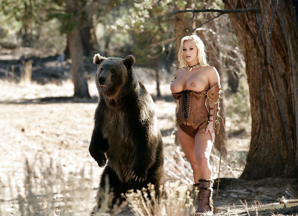 Busty hunter shyla che si spoglia accanto a un orso russo
 #39352721