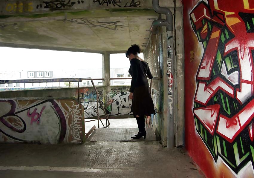 Nadine francesa exhibiéndose en un estacionamiento 2005
 #25088192