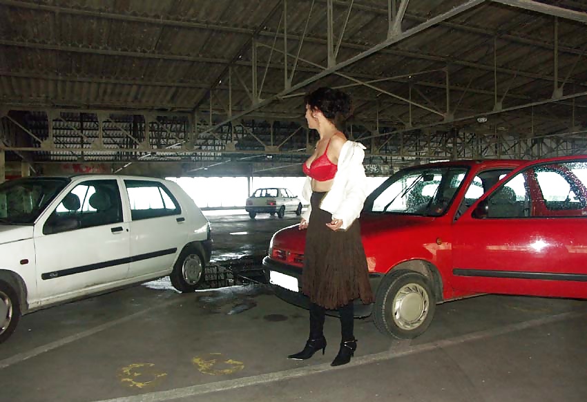 Nadine francese che lampeggia in un parcheggio 2005
 #25088308