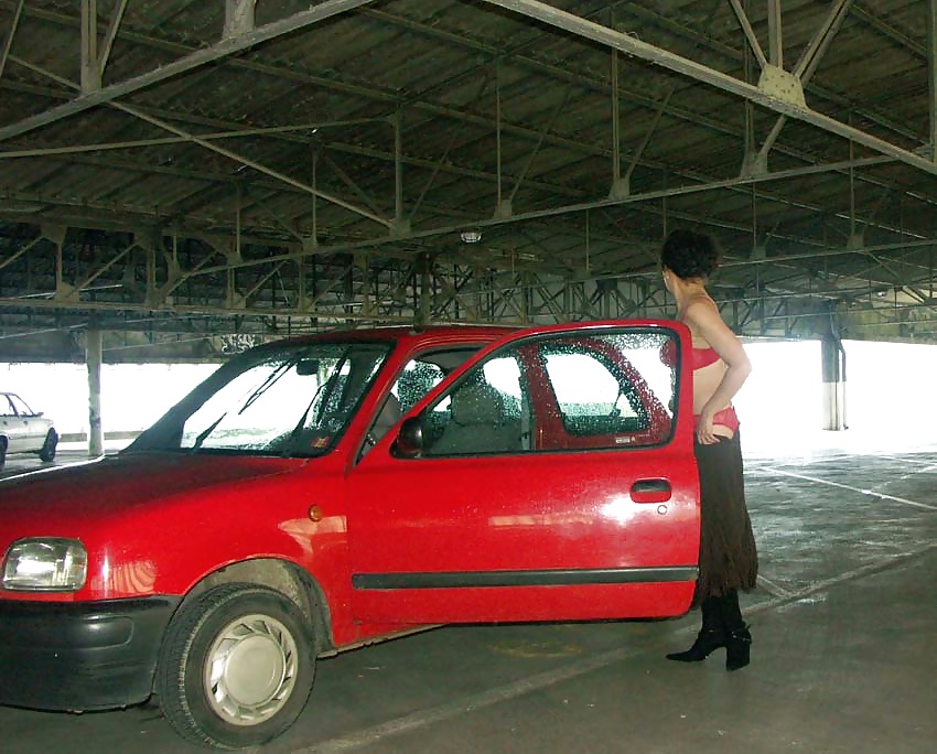 Nadine francese che lampeggia in un parcheggio 2005
 #25088328