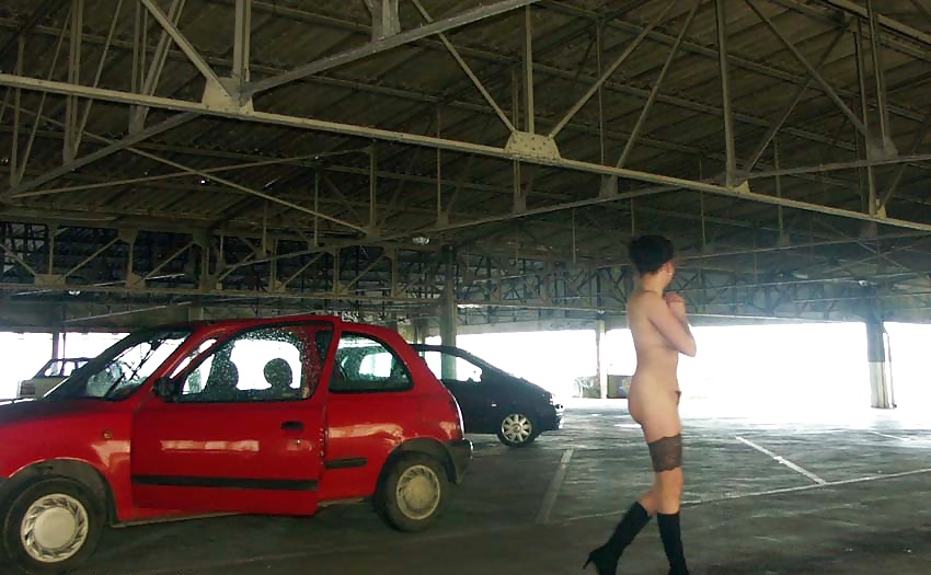 駐車場でフラッシュするフランス人ナディーン 2005年
 #25088404
