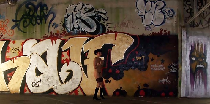 Nadine francesa exhibiéndose en un estacionamiento 2005
 #25088452