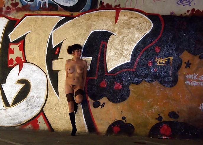 Nadine francesa exhibiéndose en un estacionamiento 2005
 #25088459