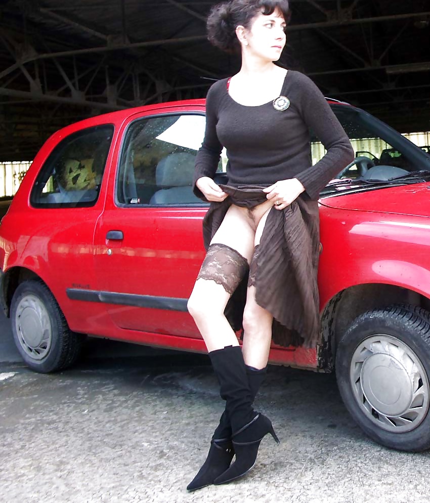 Nadine francese che lampeggia in un parcheggio 2005
 #25088625