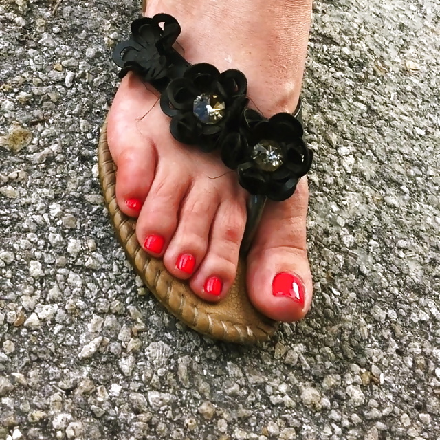 Bella (uñas oscuras) e isabel (uñas rojas)
 #40456486