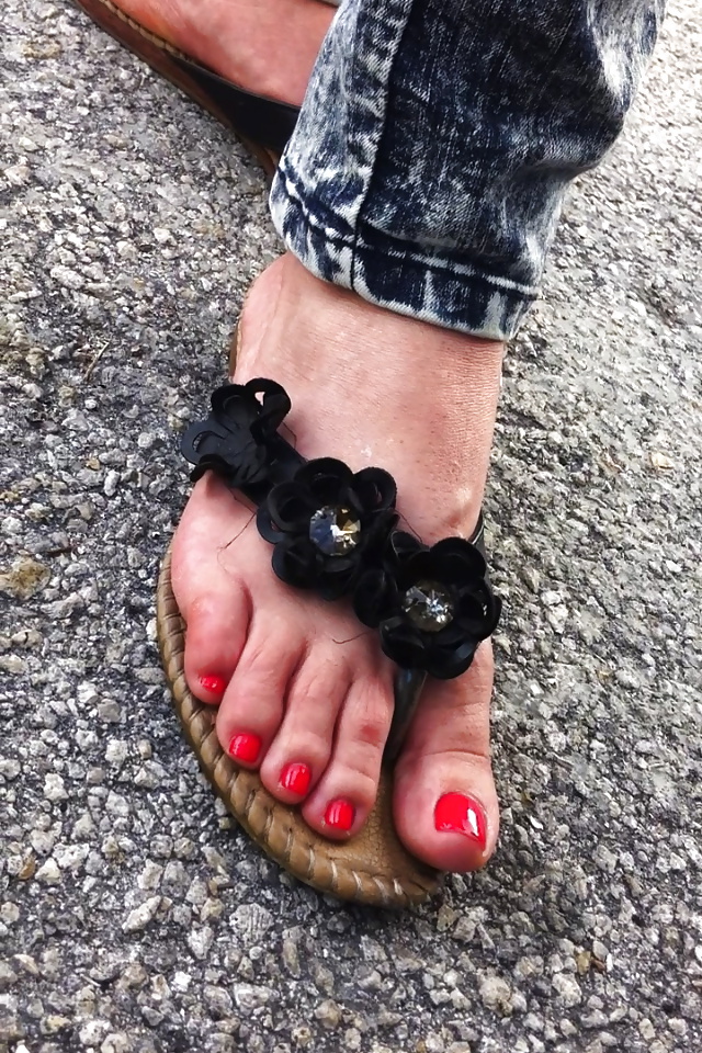 Bella (uñas oscuras) e isabel (uñas rojas)
 #40456516