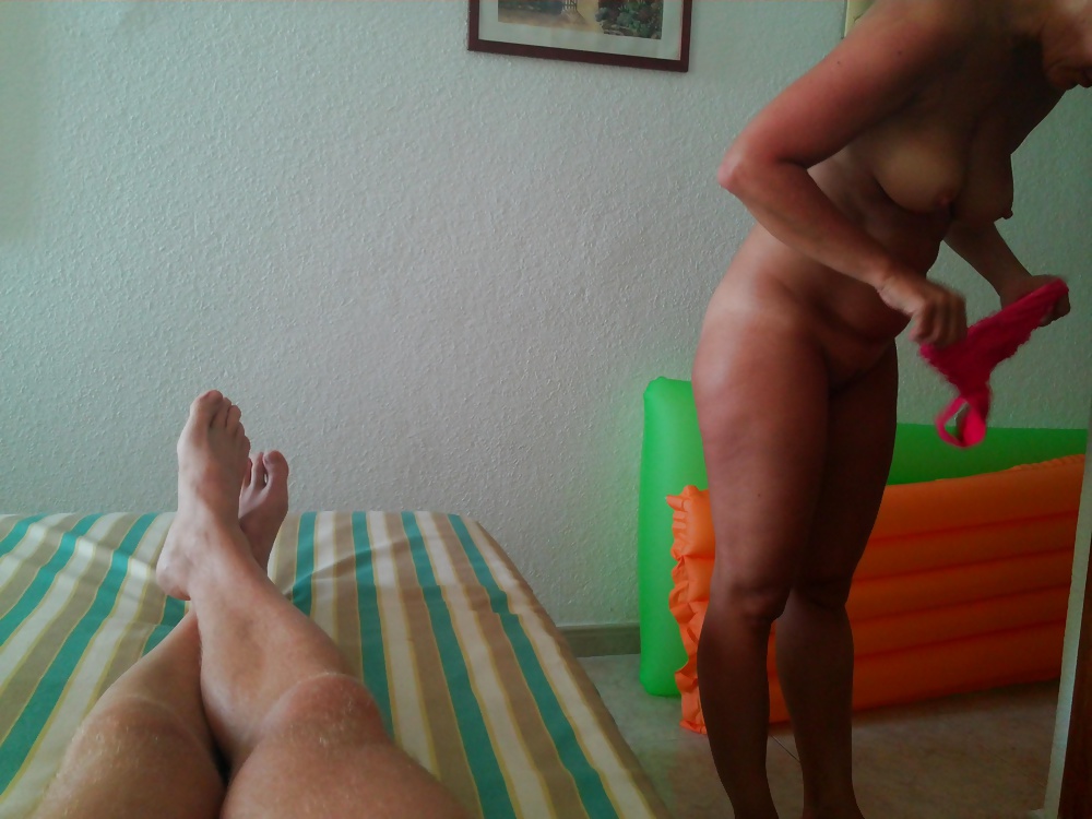 Esposa poniendo bragas
 #38540205