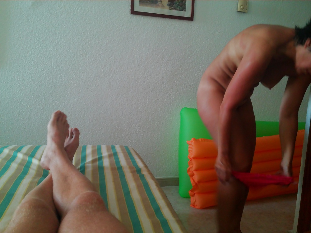 Esposa poniendo bragas
 #38540212